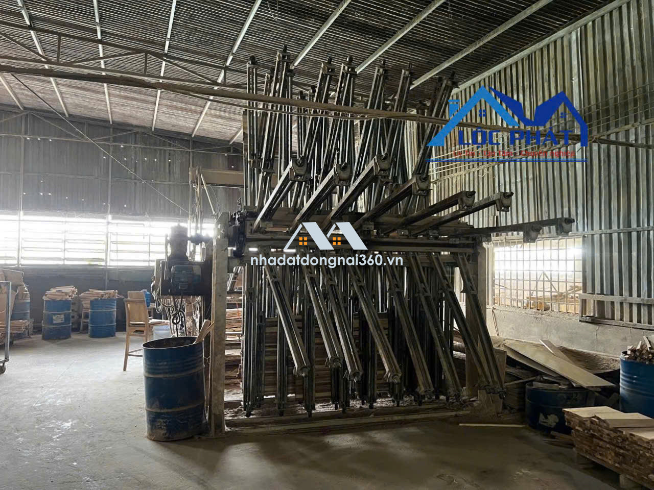 Cho thuê xưởng 1800m2, máy móc gỗ, điện 3 pha, bồn nước PCCC, giá chỉ 60 triệu