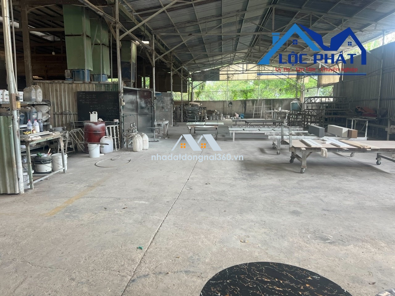 Cho thuê nhà xưởng 1800m2, trang thiết bị gỗ, điện 160KVA, PCCC, sân rộng