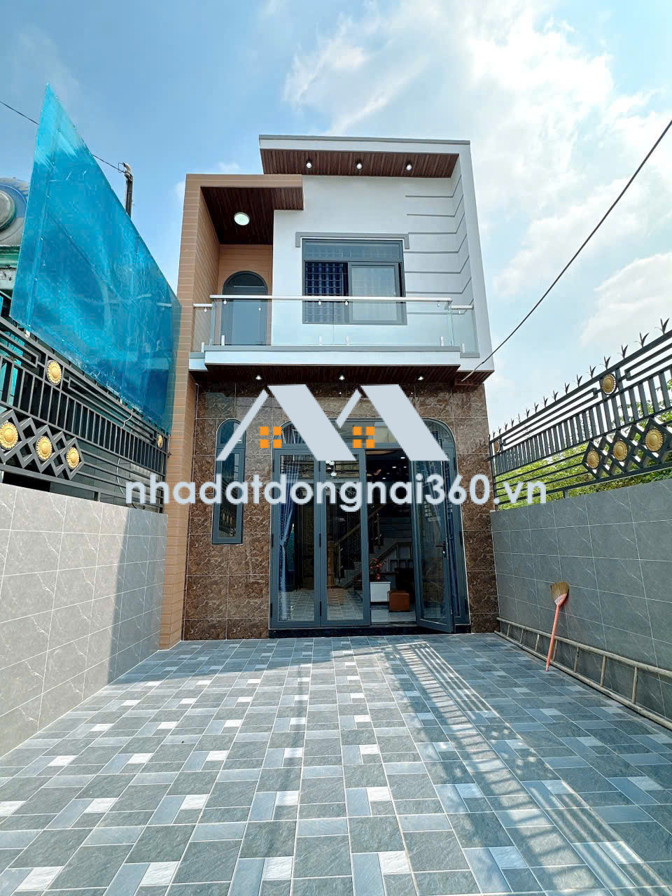 BÁN nhà 1 trệt 1 lầu sổ riêng thổ cư. Có 4 phòng ngủ.